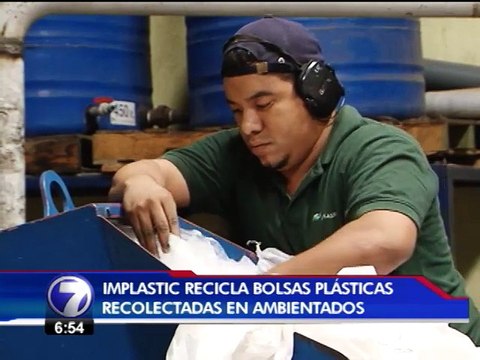 Una pequeña empresa procesa las bolsas plásticas que se recogen en Ambientados