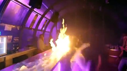 Bourré, il tente une cascade dans un bar