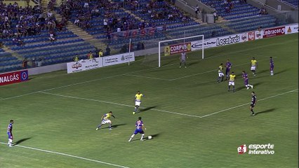 Após cruzamento de Vinicius, Everton perde grande oportunidade