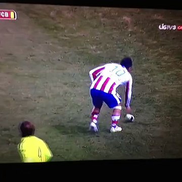 Arda Turan jette sa chaussure sur l'arbitre-assistant !