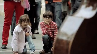 Som Sabadell - A Little Girl Gives Coins To A Street Musician And Gets The Best Surprise In Return