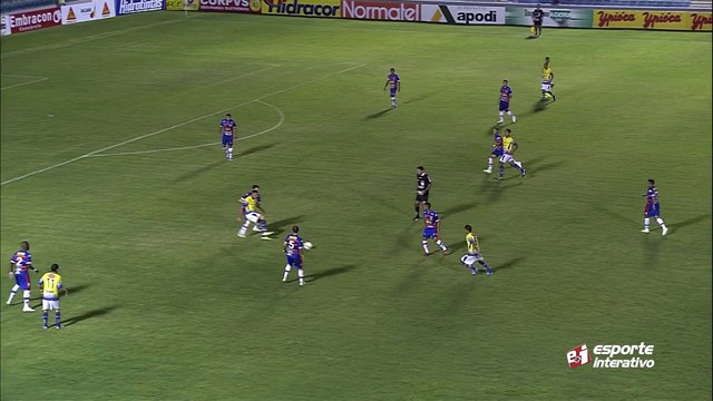 Após cruzamento, Edson Cariús recebe na pequena área, mas Everton dá um carrinho providencial