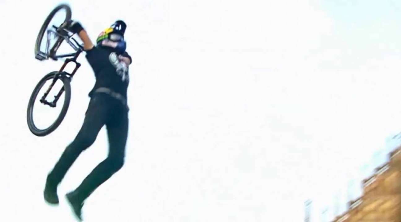 Szymon Godziek replaque le premier "backflip tsunami" de l'histoire du VTT