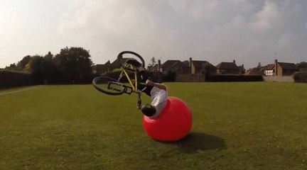Sam Pilgrim pose un ball flip
