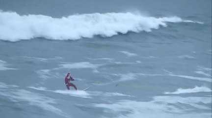 Le Père Noël fait aussi du surf
