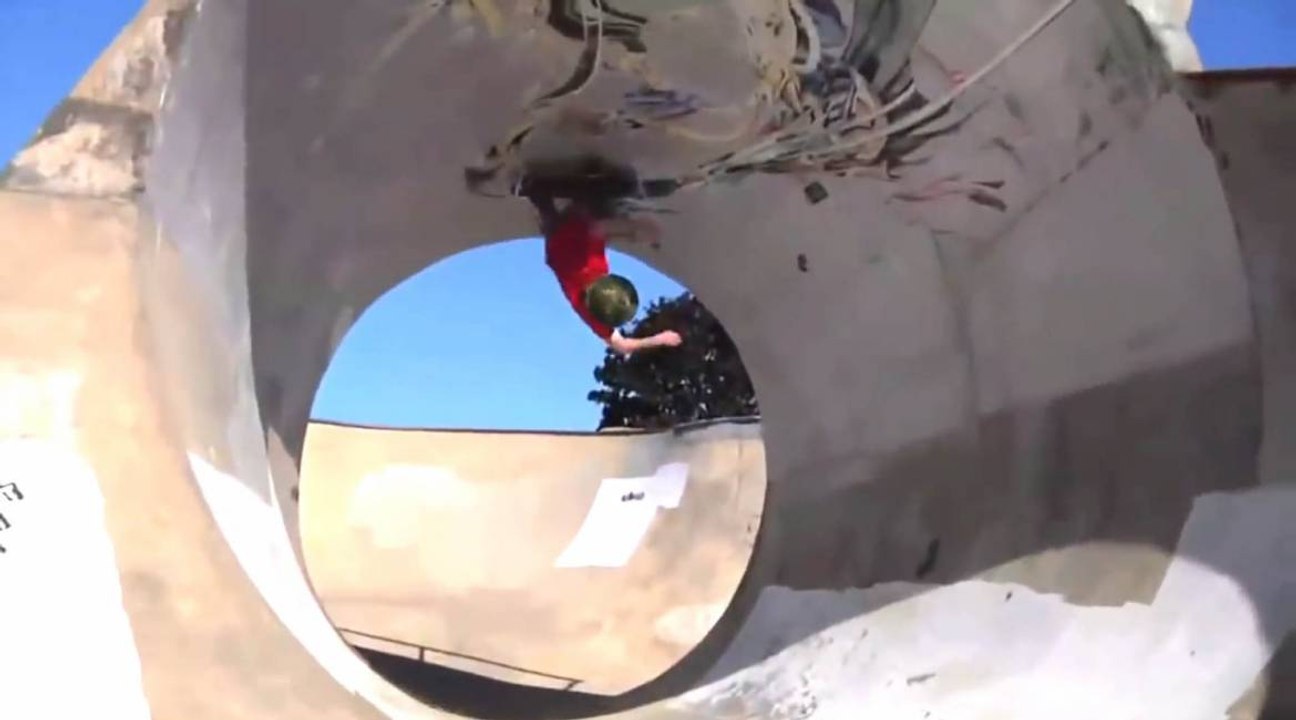 Kevin Kowalski passe un looping en skate