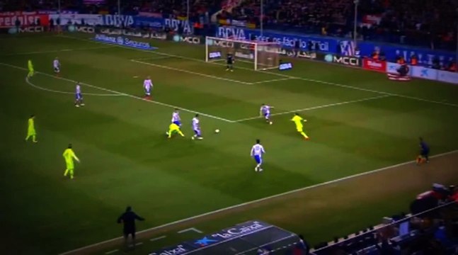 Arda Turan lance sa chaussure sur l'arbitre de touche