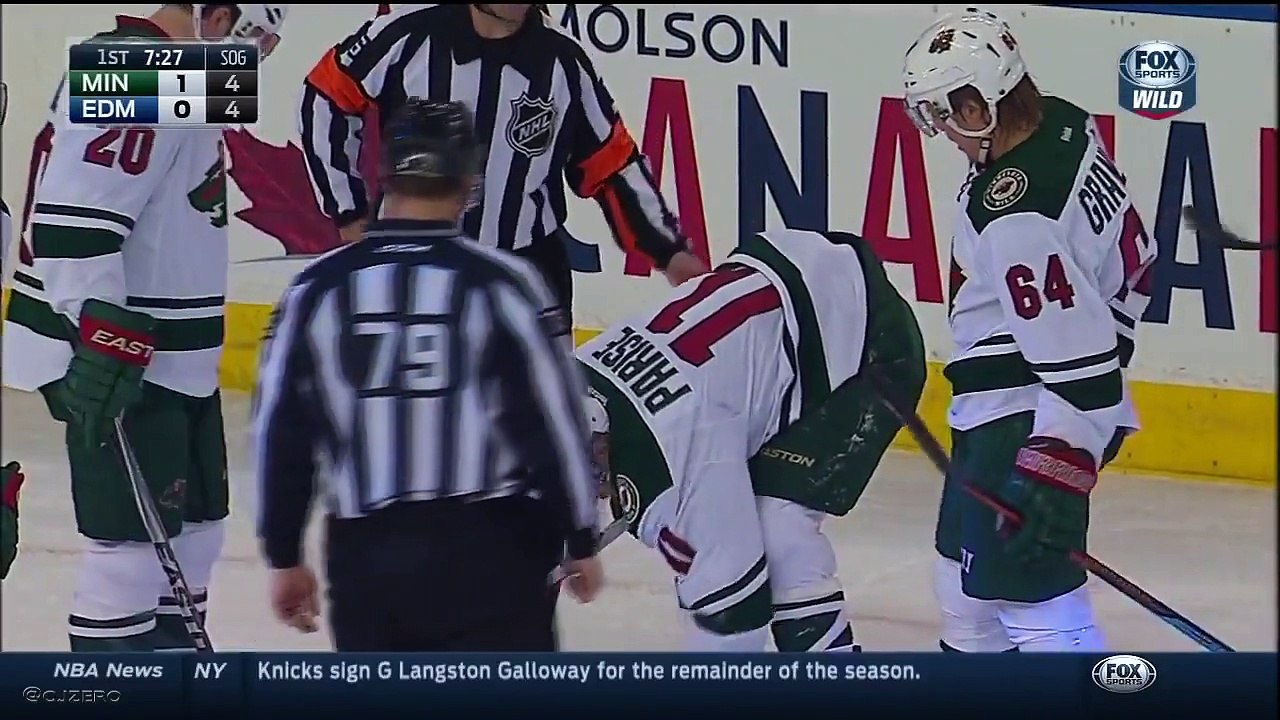 Le joueur de Hockey Zach Parise se prend le palet en pleine bouche et ramasse ses dents