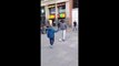 Cristiano Ronaldo déguisé fait une surprise à un enfant dans les rues de Madrid.