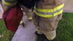 Des pompiers sauvent un enfant piégé dans une maison en feu à Fresno