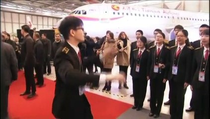 Valls accueilli par la chanson des "Choristes" en Chine