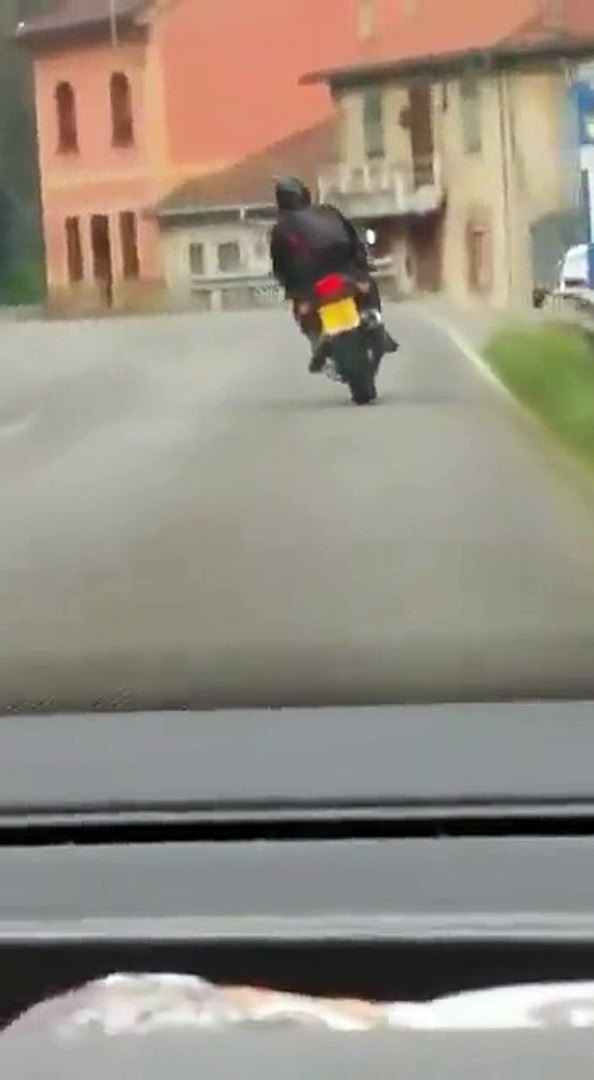 Un motard essaie de pencher dans les virages... - Vidéo Dailymotion