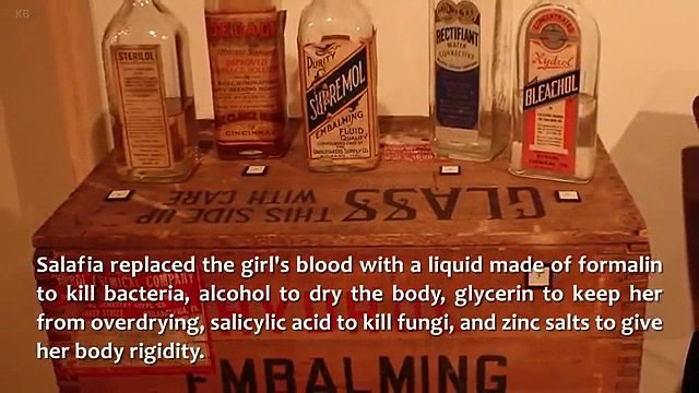 Elle est morte depuis plus de 100 ans et ce qui se produit avec ses yeux est fascinant!