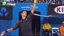 Novak Djokovic joue au tennis contre un tank