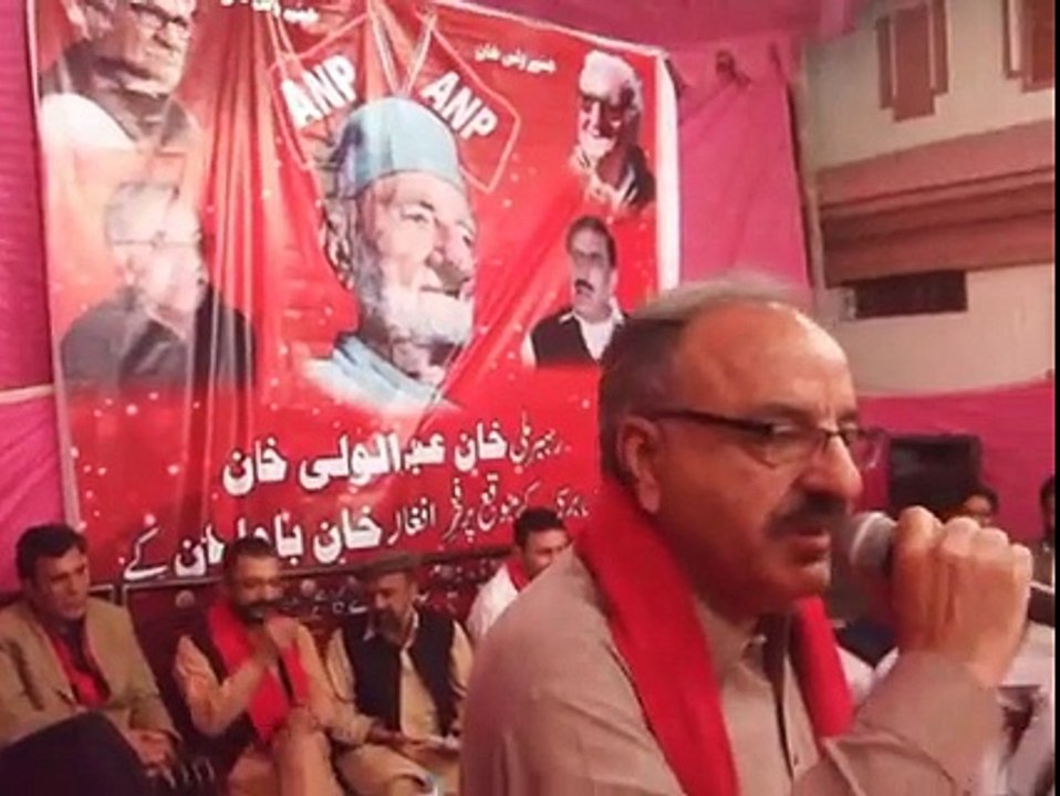 عوامی نیشنل پارٹی سندھ کے جنرل سیکریٹری یونس خان بونیری ڈالمیا میں ورکرز کنونش سے خطاب کررہے ہیں