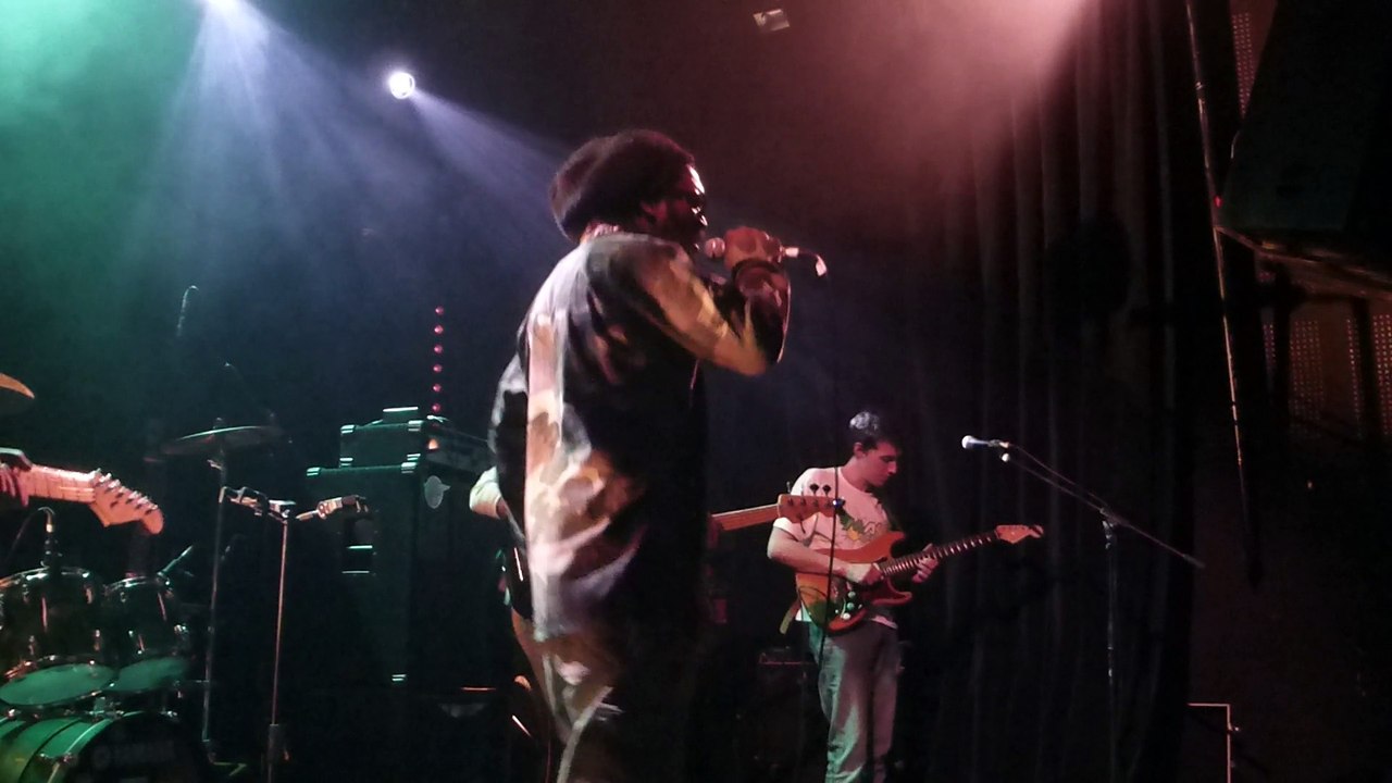 chezidek backed by green & fresh band a l'akwaba talk to jah jah (live)