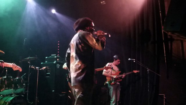 chezidek backed by green & fresh band a l'akwaba talk to jah jah (live)