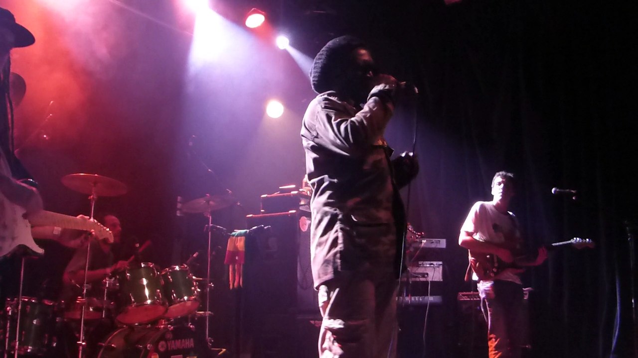 chezidek backed by green & fresh band a l'akwaba good herbs (live)