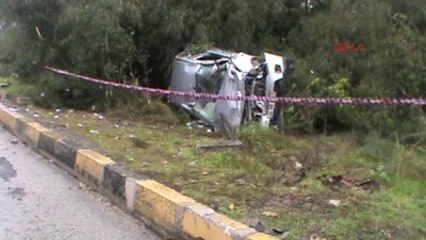 Kemer'de Kamyonet Kaldırıma Çarptı, Araçtan Fırlayan Sürücü Öldü