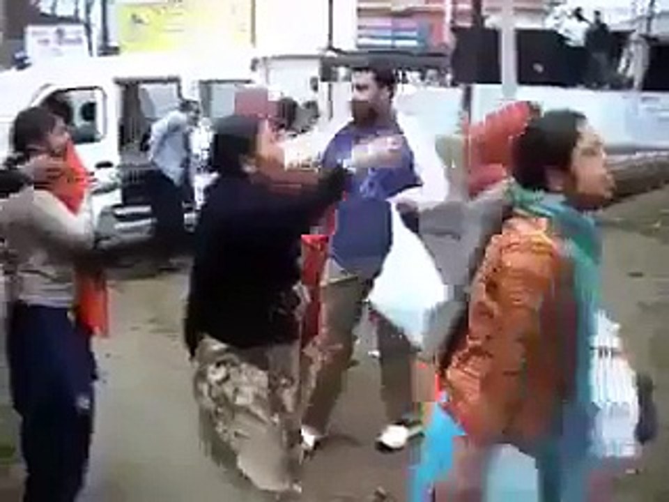 عورت پر اسلام کے خلاف ورذی کرنے پر اللہ کا عذاب۔انڈیا میں حجاب کو آگ لگاتے لگاتے خود کو آگ لگا بہھٹے۔ویڈیو دیکھیں