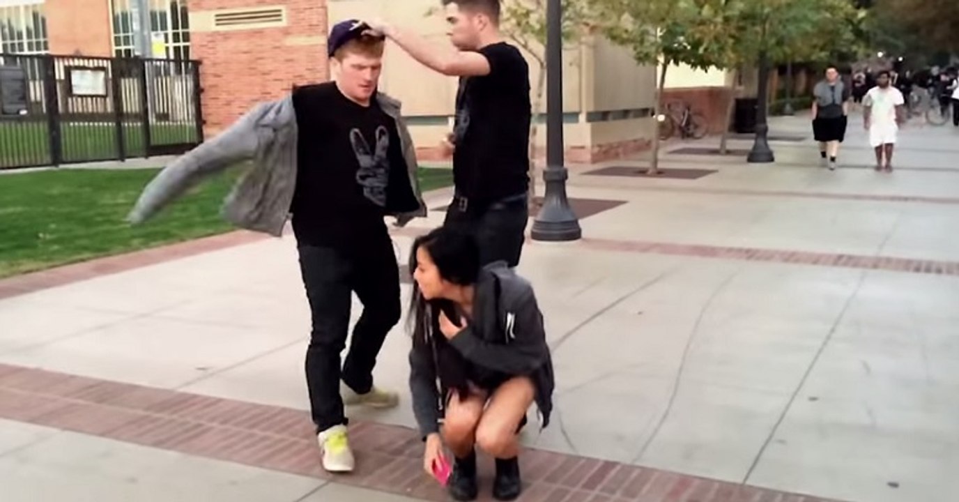 Kızları Şaşırtan Şaka!