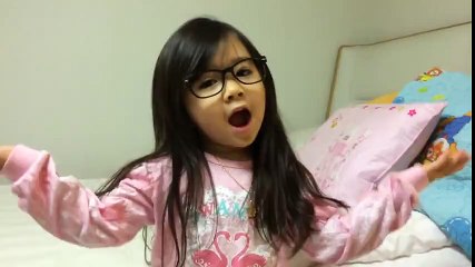 5 Yaşındaki Kız Etkileyici Oyunculuk Becerilerini Gösterir