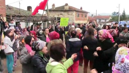 Toplantıyı iptal ettiler,davul çalıp oynadılar