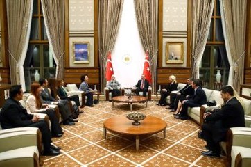 Erdoğan, Cumhurbaşkanlığı Sarayı'nda Ünlü Sanatçıları Kabul Etti