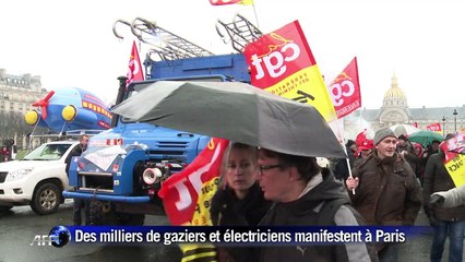 Gaziers, électriciens et cheminots manifestent à Paris