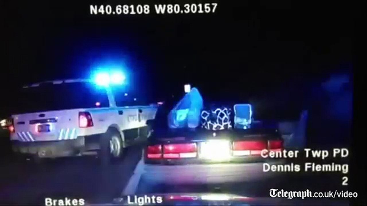 US woman steals police car while handcuffed‬