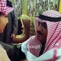 مداعبة مسلم البراك مع طفل- انت مع الحكومة ولا المعارضة