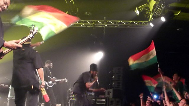world a reggae music tour a l'EMMA yaniss odua & artikal band rabat joie / rouge jaune vert (live)