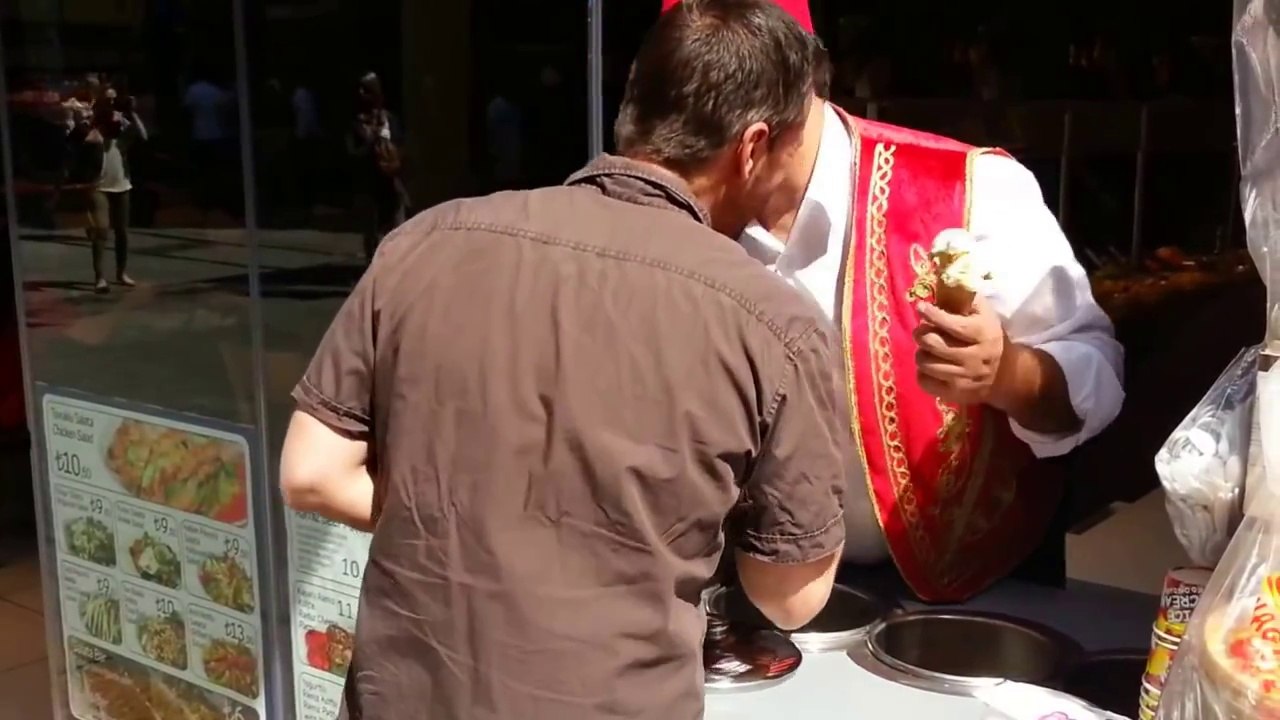 Heladero turco vuelve loco a un turista con sus trucos