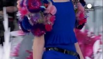 Chanel: Lagerfeld most színes virágokkal álmodott