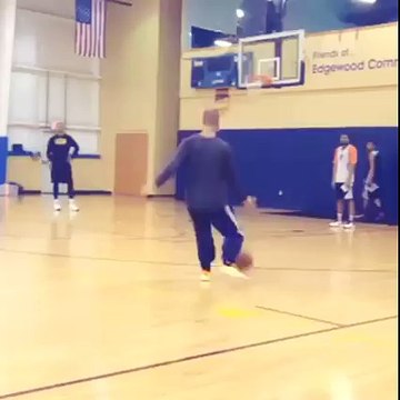 Ponte aérea com o pé? Se liga nessa jogada no treino do Cleveland Cavaliers!