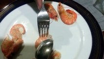 Como descascar um camarão em poucos segundos