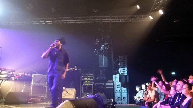 world a reggae music tour a l'EMMA yaniss odua - qui est ce qui ? (live)