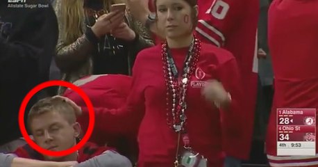 Tanımadığı Erkeğin Başını Okşayan Hatun