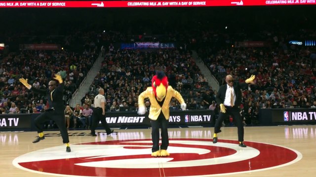 Danse de mascotte de dingue : Harry The Hawk danse sur Uptown Funk