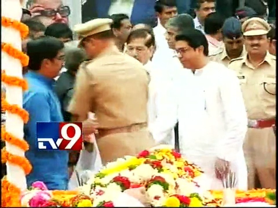 RK Laxman Death: Raj Thackeray payHomage-TV9