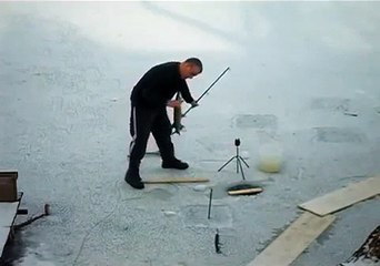 Un poisson joue un mauvais tour à un pêcheur sur glace