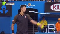 Novak Djokovic joue un match de tennis contre un char de combat