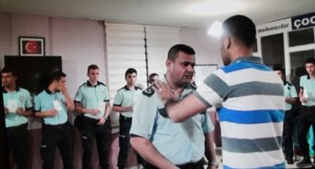 Polislerin Sıraya Dizilmesi Davasında Vekil Oğluna Para, Polise Hapis Cezası