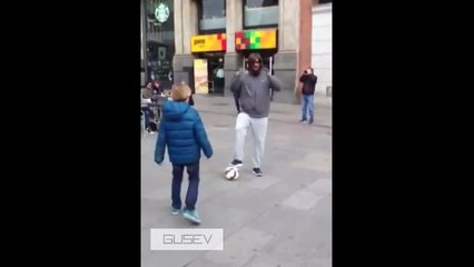 Cristiano Ronaldo Surprises a Child on the Street - 22/01/2015 (FULL VIDEO)