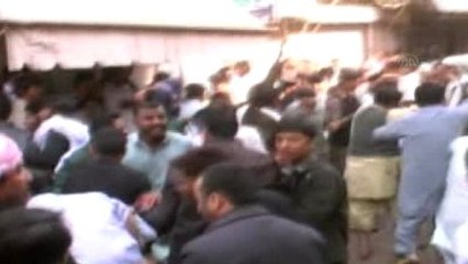 Pakistan'da Camiye Bombalı Saldırı: 20 Ölü