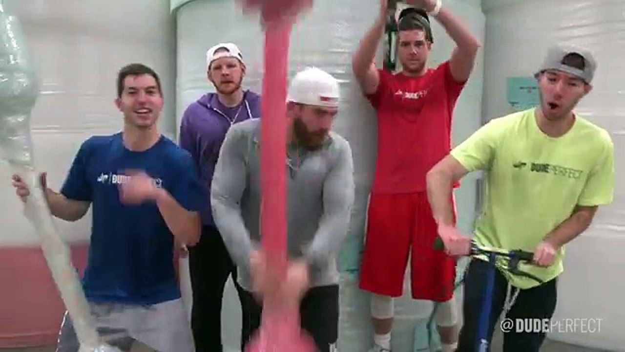 Ces mecs ont trouvé la meilleure façon pour s'amuser avec du papier-bulles !