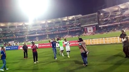 Download Video: ISL- Kerala Blasters FC beat Chennaiyin FC 4-3.Abhishek bachan's snake dance