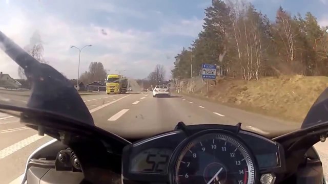 Yamaha R1 vs Mercedes SL63 AMG at 300km-h