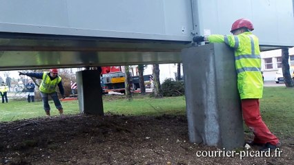 Installation d'un préfabriqué à l'hôpital de Corbie