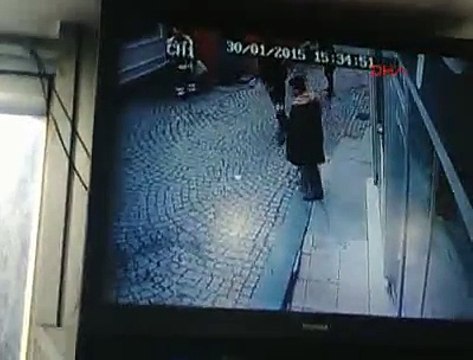 SALDIRGAN KADININ KAÇIŞ ANI GÜVENLİK KAMERASINDA